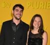 RJ Mitte, célèbre pour son rôle dans Breaking Bad, est décédé à l'âge de 34 ans. 

RJ Mitte et sa fiancée Kennedy Suarez à la première de Pluribus à Los Angeles. Photo par  Backgrid USA / Bestimage