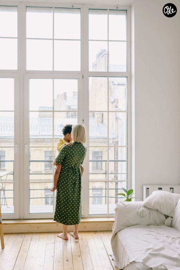 Dès que le mercure dépasse les 28 degrés, on ferme les volets et les fenêtres durant la journée. On ouvre seulement à la nuit tombée pour aérer ou très tôt le matin.