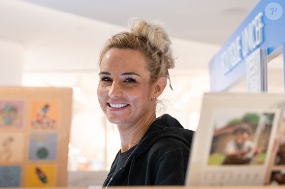 L'ambassadrice de l'UNICEF, présentatrice radio et ancienne Miss France Elodie Gossuin pose devant un stand éphémère de l'UNICEF pour récolter des fonds pour Noël au Westfield des Halles, dans le centre de Paris, France, le 25 novembre 2021. Photo par Daniel Derajinski/ABACAPRESS.COM