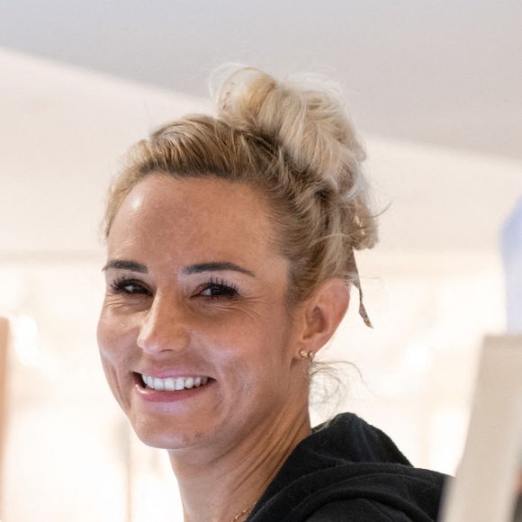 L'ambassadrice de l'UNICEF, présentatrice radio et ancienne Miss France Elodie Gossuin pose devant un stand éphémère de l'UNICEF pour récolter des fonds pour Noël au Westfield des Halles, dans le centre de Paris, France, le 25 novembre 2021. Photo par Daniel Derajinski/ABACAPRESS.COM