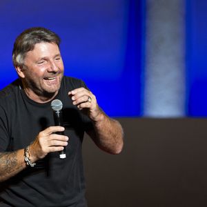 Exclusif - Philippe Lellouche - P.Lellouche a joué son spectacle "Stand Alone" au théâtre de Verdure du 41ème Festival de Ramatuelle, le 8 août 2025, avec en première partie, L.Montigaud, atteint de dystonie, une maladie neurologique qui entraîne des troubles de la motricité et de l'éloquence. 
© Cyril Bruneau / Bestimage