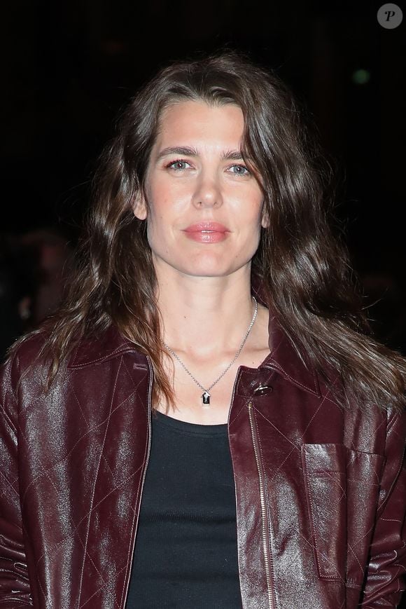 Sur place, Carole Bouquet a croisé Charlotte Casiraghi, l’ex-épouse de son fils Dimitri Rassam.

Charlotte Casiraghi - Célébrités au Défilé Chanel, Collections Prêt-à-porter Printemps / Eté 2026, dans le cadre de la Fashion Week de Paris. Au Grand Palais à Paris, France, le 06 Octobre 2025. 

© Bertrand Rindoff / Bestimage