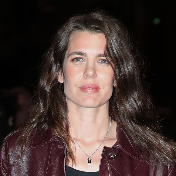 Sur place, Carole Bouquet a croisé Charlotte Casiraghi, l’ex-épouse de son fils Dimitri Rassam.

Charlotte Casiraghi - Célébrités au Défilé Chanel, Collections Prêt-à-porter Printemps / Eté 2026, dans le cadre de la Fashion Week de Paris. Au Grand Palais à Paris, France, le 06 Octobre 2025. 

© Bertrand Rindoff / Bestimage