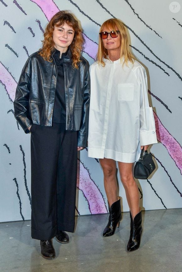 Aujourd'hui Mitty compte se lancer dans la musique. Une passion qu'elle partage sur ses réseaux sociaux. 

Mitty Hazanavicius et Axelle Laffont au défilé Shiatzy Chen à Paris le 02 octobre 2023 © Shootpix/ABACAPRESS.COM