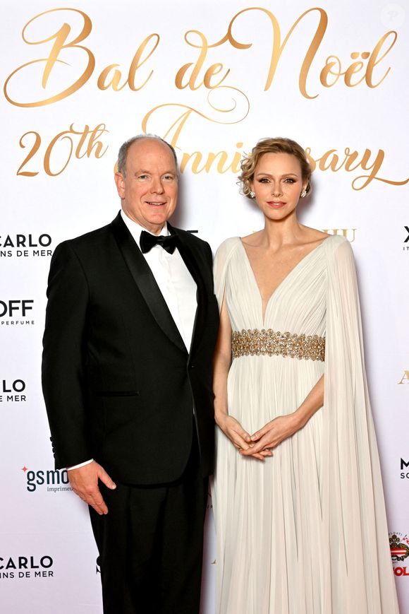 Le prince Albert II de Monaco et la princesse Charlene lors du Bal de Noël à la salle Empire de l'hôtel de Paris à Monaco, le 12 décembre 2025.

 © Bruno Bebert / Bestimage