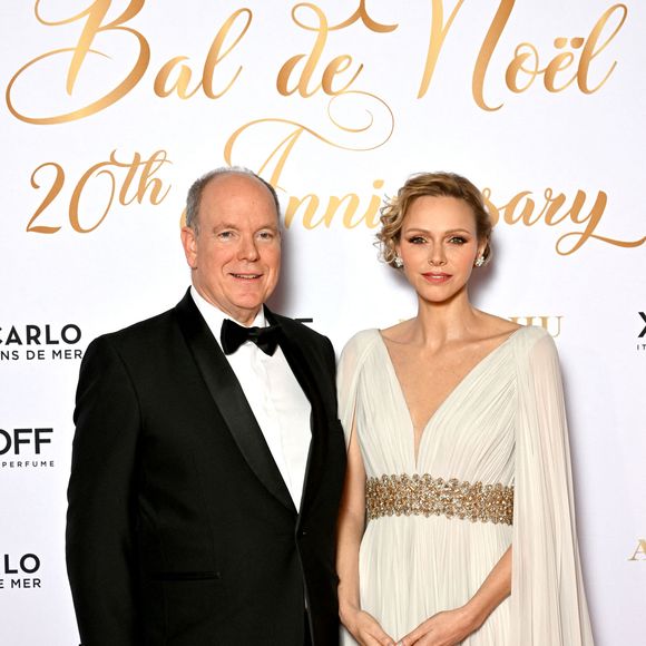 Le prince Albert II de Monaco et la princesse Charlene lors du Bal de Noël à la salle Empire de l'hôtel de Paris à Monaco, le 12 décembre 2025.

 © Bruno Bebert / Bestimage