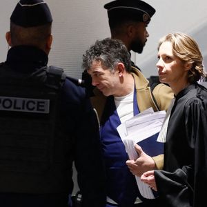 Procès de Stéphane Plaza: l’animateur arrive au tribunal correctionnel de Paris le 9 janvier 2025 avec ses avocats Carlo Alberto Brusa et Hélène Plumet.
Stéphane Plaza est jugé ce jeudi devant le tribunal correctionnel de Paris pour des violences sur deux anciennes compagnes.
L'agent immobilier de 54 ans aurait dû être jugé en août 2024 mais il ne s'était pas présenté à l'audience, en raison, selon sa défense, de « fragilités psychologiques ». Une expertise psychiatrique ordonnée par le tribunal a depuis confirmé qu'il était en état d'être jugé.

© Christophe Clovis / Bestimage