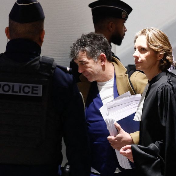 Procès de Stéphane Plaza: l’animateur arrive au tribunal correctionnel de Paris le 9 janvier 2025 avec ses avocats Carlo Alberto Brusa et Hélène Plumet.
Stéphane Plaza est jugé ce jeudi devant le tribunal correctionnel de Paris pour des violences sur deux anciennes compagnes.
L'agent immobilier de 54 ans aurait dû être jugé en août 2024 mais il ne s'était pas présenté à l'audience, en raison, selon sa défense, de « fragilités psychologiques ». Une expertise psychiatrique ordonnée par le tribunal a depuis confirmé qu'il était en état d'être jugé.

© Christophe Clovis / Bestimage