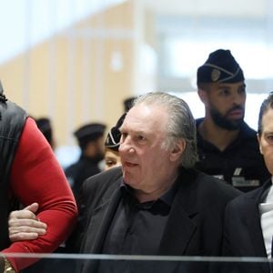 Gérard Depardieu et son avocat Jérémie Assous -  Arrivées au procès de Gérard Depardieu pour agressions sexuelles sur deux femmes lors d'un tournage de film en 2021, au tribunal correctionnel de Paris.
Le 27 mars 2025.

© Clovis / Guignebourg / Bestimage
