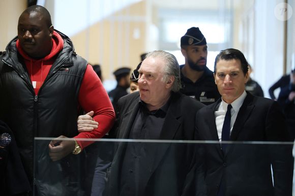 Gérard Depardieu et son avocat Jérémie Assous -  Arrivées au procès de Gérard Depardieu pour agressions sexuelles sur deux femmes lors d'un tournage de film en 2021, au tribunal correctionnel de Paris.
Le 27 mars 2025.

© Clovis / Guignebourg / Bestimage