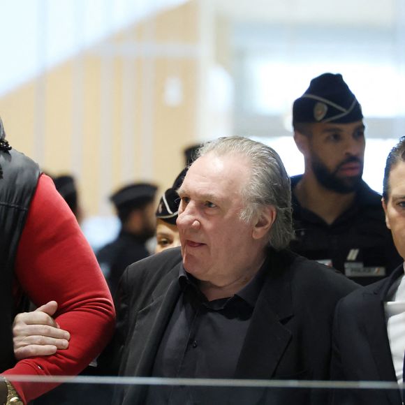 Gérard Depardieu et son avocat Jérémie Assous -  Arrivées au procès de Gérard Depardieu pour agressions sexuelles sur deux femmes lors d'un tournage de film en 2021, au tribunal correctionnel de Paris.
Le 27 mars 2025.

© Clovis / Guignebourg / Bestimage