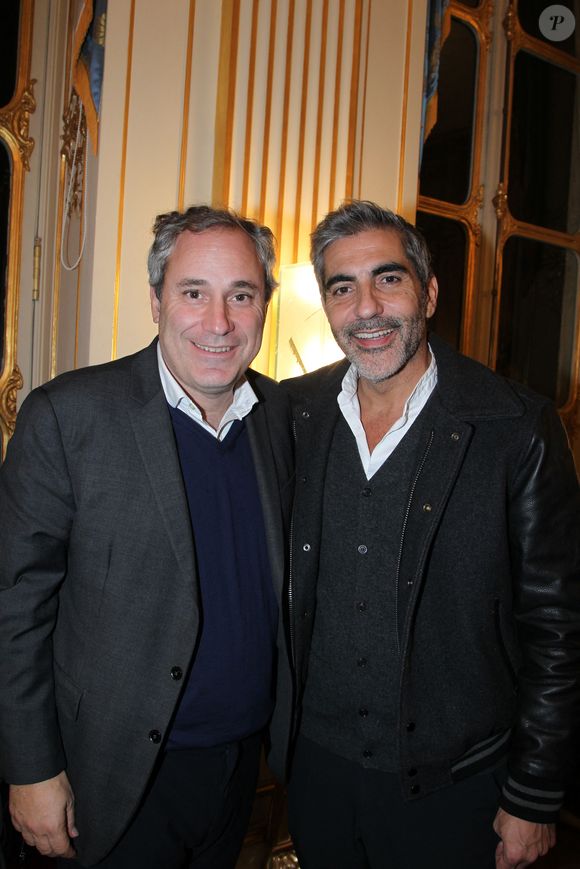 La séquence a fait l'objet d'une vive polémique sur les réseaux sociaux.

Benjamin Patou, Ary Abittan - Arielle Dombasle est élevée au rang d'Officière de l'ordre des Arts et Lettres au Ministère de la Culture à Paris le 08 Décembre 2025.

© Philippe Baldini / Bestimage