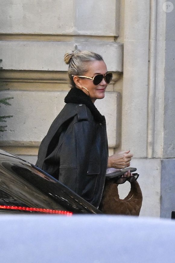 Exclusif - Laeticia Hallyday, accompagnée de sa belle soeur Jess, visite des appartements à louer dans Paris, France. © Agence / Bestimage