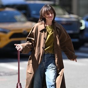 Son père a vécu pendant 22 ans dans la Maison Gainsbourg, conservée intact avec les objets qu’il renferme.

Exclusif - Charlotte Gainsbourg dans la rue à New York quelques heures avant d'apparaître au Met Gala 2026 en robe Saint Laurent le 4 mai 2026.

Photo : Pierre Perusseau / Bestimage