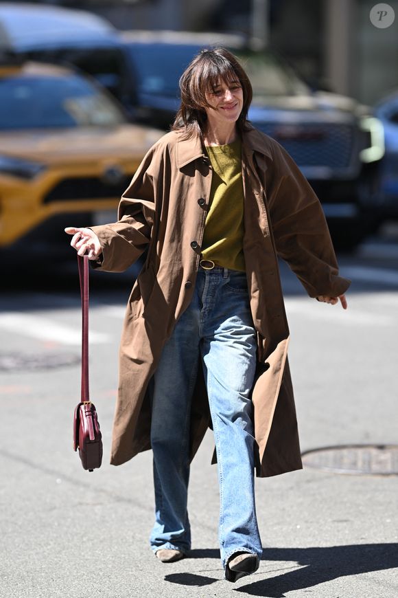 Son père a vécu pendant 22 ans dans la Maison Gainsbourg, conservée intact avec les objets qu’il renferme.

Exclusif - Charlotte Gainsbourg dans la rue à New York quelques heures avant d'apparaître au Met Gala 2026 en robe Saint Laurent le 4 mai 2026.

Photo : Pierre Perusseau / Bestimage