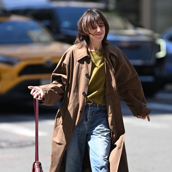 Son père a vécu pendant 22 ans dans la Maison Gainsbourg, conservée intact avec les objets qu’il renferme.

Exclusif - Charlotte Gainsbourg dans la rue à New York quelques heures avant d'apparaître au Met Gala 2026 en robe Saint Laurent le 4 mai 2026.

Photo : Pierre Perusseau / Bestimage