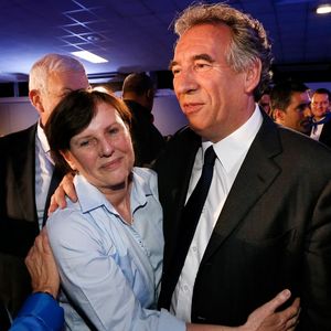 Le couple Bayrou, c’est une histoire d’amour qui commence dans les années 1960 sur les bancs de l’université...

Président du Parti du Centre (MoDem) et candidat à la mairie de Pau, François Bayrou célèbre avec sa femme Elisabeth après avoir remporté le vote à l'issue du second tour des élections municipales françaises, à Pau, dans le sud-ouest de la France, le 30 mars 2014. Photo by Patrick Bernard/ABACAPRESS.COM