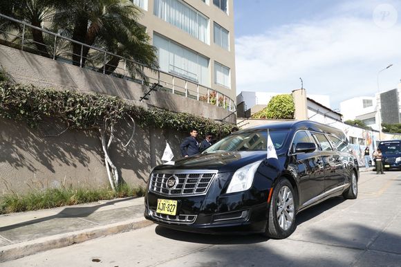 Hommages et condoléances affluent au domicile de Mario Vargas Llosa à Lima (Pérou), le 14 avril 2025, suite à l'annonce de son décès survenu la veille à l'âge de 89 ans. 
© Eruopa Press / Bestimage