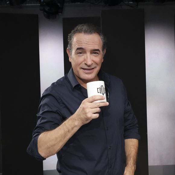 Exclusif -  Jean Dujardin, sur le plateau de Clique présenté par M.Achour, et diffusé sur Canal + le 27 octobre 2025, à Paris, France, le 21 octobre 2025. © Jack Tribeca/Bestimage
