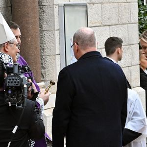 Le prince Albert II de Monaco et la princesse Charlène de Monaco, Monseigneur Dominique-Marie - Obsèques de Didier Guillaume (ancien ministre de l'Agriculture entre 2018 et 2020 et ancien Ministre d'Etat de Monaco 2024–2025) en la cathédrale Notre-Dame-Immaculée de Monaco le 23 janvier 2025. © Bruno Bebert/Bestimage