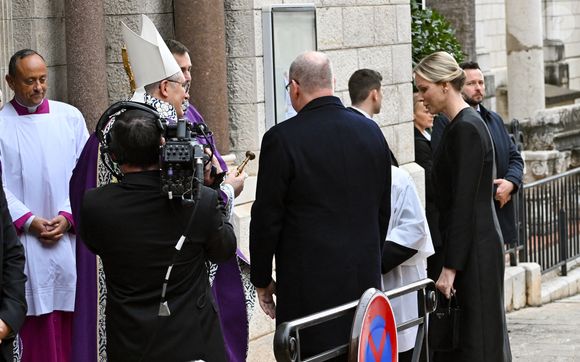Le prince Albert II de Monaco et la princesse Charlène de Monaco, Monseigneur Dominique-Marie - Obsèques de Didier Guillaume (ancien ministre de l'Agriculture entre 2018 et 2020 et ancien Ministre d'Etat de Monaco 2024–2025) en la cathédrale Notre-Dame-Immaculée de Monaco le 23 janvier 2025. © Bruno Bebert/Bestimage