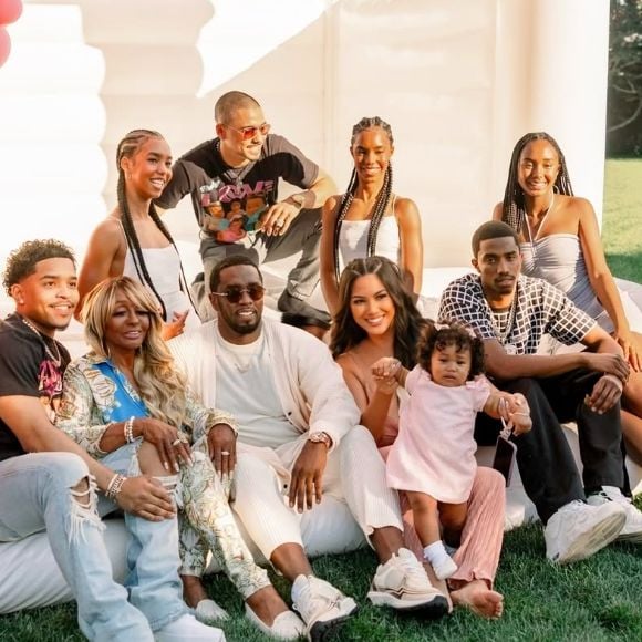 Si par le passé, P.Diddy fut adulé aux quatre coins du globe, désormais, il fait tristement la Une des médias internationaux.

Capture Instagram - Octobre 2024. P.Diddy entouré de ses six enfants.