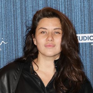 L'ex-mannequin et actrice signe son premier roman et se confie sur sa vie rêvée, partagée entre Paris et une île grecque de renom. 

Mylène Jampanoï - Avant-première du film « Chien 51 » au cinéma Le Grand Rex à Paris le 13 octobre 2025. © Coadic Guirec/Bestimage