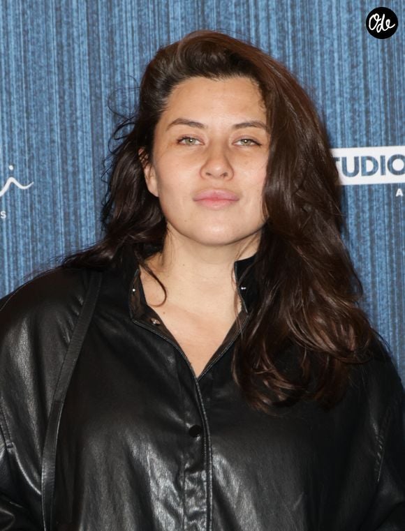 L'ex-mannequin et actrice signe son premier roman et se confie sur sa vie rêvée, partagée entre Paris et une île grecque de renom. 

Mylène Jampanoï - Avant-première du film « Chien 51 » au cinéma Le Grand Rex à Paris le 13 octobre 2025. © Coadic Guirec/Bestimage