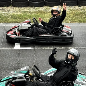 Le programme était musclé ! L'acteur a partagé avec sa bande des sessions de karting et une incroyable balade en ULM.