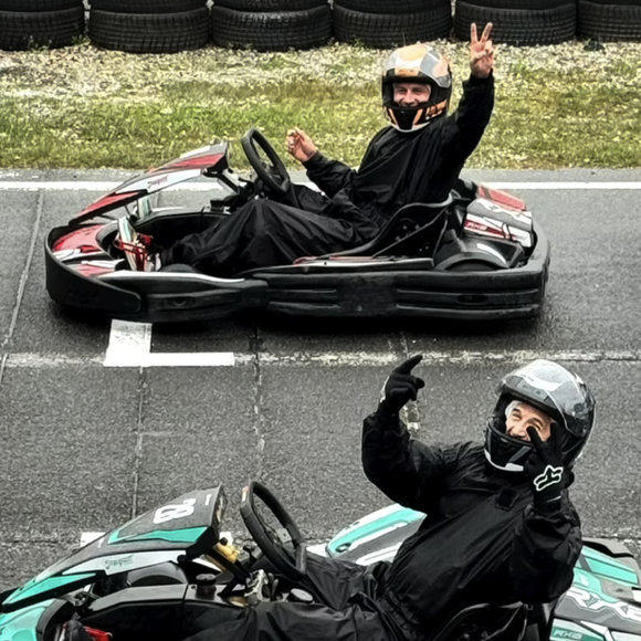 Le programme était musclé ! L'acteur a partagé avec sa bande des sessions de karting et une incroyable balade en ULM.