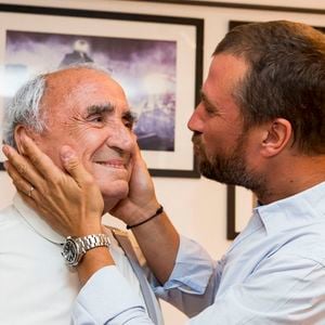 Archives - Claude Brasseur et son fils Alexandre dans les coulisses du Festival de Ramatuelle, pour la pièce "La Colère du Tigre". Le 6 août 2015
© Cyril Bruneau / Festival de Ramatuelle / Bestimage
