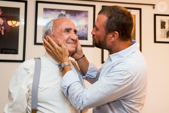 Archives - Claude Brasseur et son fils Alexandre dans les coulisses du Festival de Ramatuelle, pour la pièce "La Colère du Tigre". Le 6 août 2015
© Cyril Bruneau / Festival de Ramatuelle / Bestimage