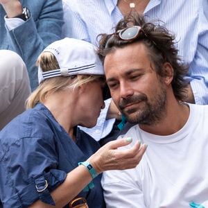 Bertrand Chameroy et Anne-Elisabeth Lemoine en tribunes lors des Internationaux de France de Tennis de Roland Garros 2025, à Paris, France, le 7 juin 2025. © Cyril Moreau/Bestimage