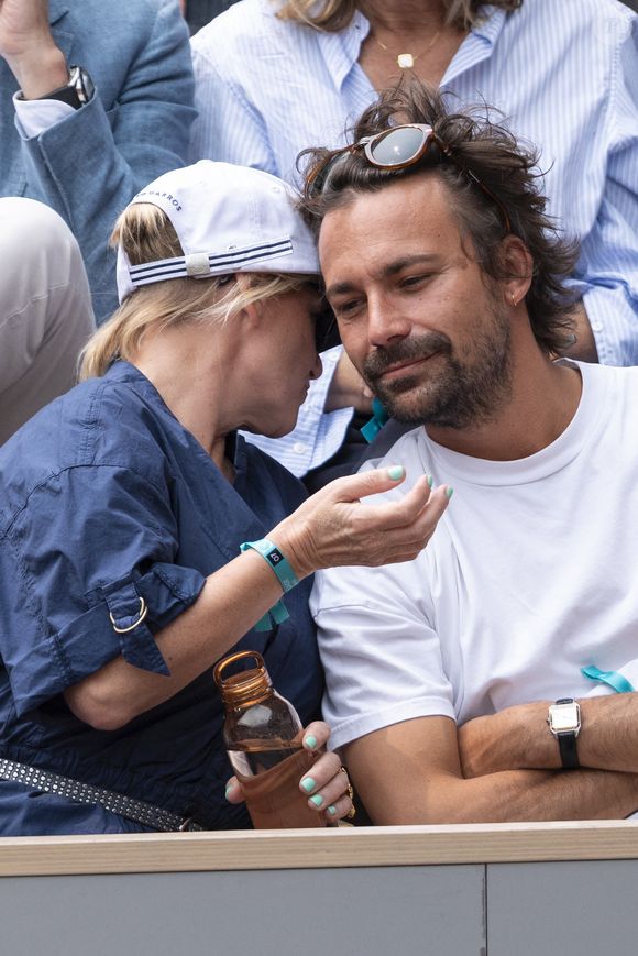 Bertrand Chameroy et Anne-Elisabeth Lemoine en tribunes lors des Internationaux de France de Tennis de Roland Garros 2025, à Paris, France, le 7 juin 2025. © Cyril Moreau/Bestimage
