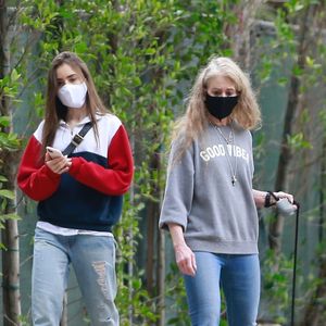 Lily Collins et sa mère Jill Tavelman, équipées de masques, promènent leur chien à Beverly Hills pendant l'épidémie de coronavirus (Covid-19), le 29 avril 2020. Jill Tavelman, 64 ans, a été mariée au chanteur P. Collins de 1984 à 1996.