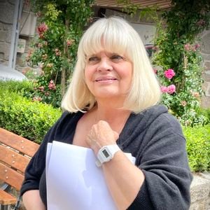 Isabelle Nanty, qui étudiait avec elle, se souvient que « tout le monde était amoureux d’elle ».

La prochaine série de TF1 Espionne avec Isabelle Nanty en tournage dans une ville du Cantal à Marcolès (15), France, le 15 juillet 2025. © Fabien Faure/Bestimage