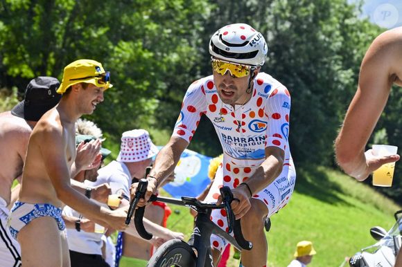 Un comportement qui a déclenché la colère de spécialistes du vélo, rapporte le média belge "7 sur 7". "Regardez, il ne prend même pas le bidon, a déploré Jeroen Vandelleghem, le commentateur néerlandais d'Eurosport. Ça, ce n'est vraiment pas acceptable."

Le Français Lenny Martinez, à l'arrivée de la 13e étape de la 112e édition du Tour de France, le 18 juillet 2025, à Peyragudes, France. © Photo News/Psnewz/Bestimage
