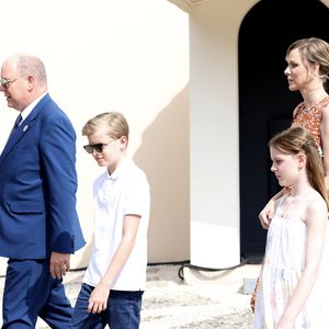 Habillée avec une robe longue fleurie, la fille du couple portait une demi-ponytail haute.

Le prince Albert II de Monaco, la princesse Charlène et le prince Jacques et la princesse Gabriella - Cérémonie d'ouverture de la 6ème édition des Rencontres des Sites Historiques Grimaldi de Monaco, et remise des Trophées aux Officiels le 14 juin 2025. 
© Caudia Albuquerque / Bestimage