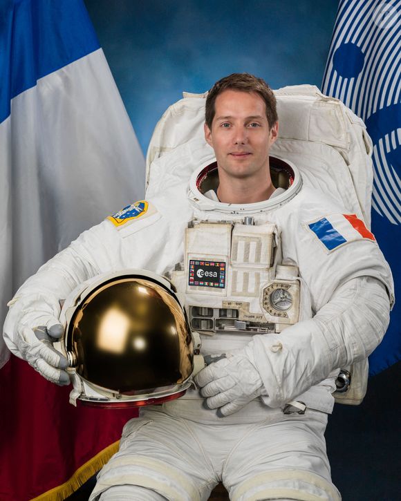 Il a déjà quitté la Terre durant 6 puis 7 mois.
Portrait officiel de l'astronaute de l'ESA et membre de l'équipage Expedition 50/51 Thomas Pesquet dans le centre de la Nasa Building 8 à Houston Texas, USA le 3 mars 2016. Photo Bill Stafford/NASA via ABACAPRESS.COM