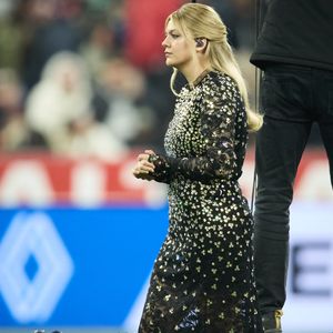 La chanteuse Louane (Louane Emera), représentante de la France au concours de l'Eurovision, interpréte pour la première fois son titre Maman, en hommage à sa mère décédée lorsqu'elle avait 17 ans, devant les 80 000 spectateurs, suspendue sur une plateforme, plusieurs mètres au-dessus de la pelouse et des musiciens, du Stade de France à la mi-temps du match du Tournoi des Six Nations opposant la France à l'Écosse, à Saint-Denis, Seine Saint-Denis, France, le 15 mars 2025. © Cyril Moreau/Bestimage