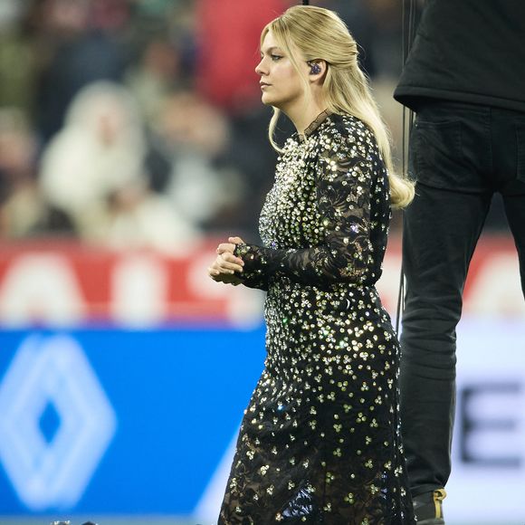 La chanteuse Louane (Louane Emera), représentante de la France au concours de l'Eurovision, interpréte pour la première fois son titre Maman, en hommage à sa mère décédée lorsqu'elle avait 17 ans, devant les 80 000 spectateurs, suspendue sur une plateforme, plusieurs mètres au-dessus de la pelouse et des musiciens, du Stade de France à la mi-temps du match du Tournoi des Six Nations opposant la France à l'Écosse, à Saint-Denis, Seine Saint-Denis, France, le 15 mars 2025. © Cyril Moreau/Bestimage