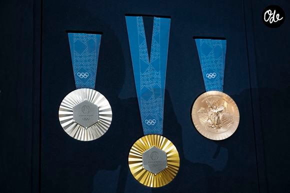 lors du dévoilement des médailles des Jeux olympiques et paralympiques, fabriquées à partir de bouts de la tour Eiffel, à Saint Denis, Seine Saint-Denis, France, le 8 février 2024. Elles incarnent la créativité de Paris 2024 avec un concept exceptionnel : la rencontre de l’objet le plus convoité des Jeux avec le symbole iconique de la France et de Paris, la tour Eiffel. Chaque médaillé recevra un morceau de fer d’origine de la tour Eiffel placé au cœur de sa médaille. Pour imaginer son design, Paris 2024 a fait appel à sa Commission des Athlètes et au savoir-faire de Chaumet, Maison du groupe LVMH, Partenaire Premium des Jeux de Paris 2024. © Pierre Perusseau/Bestimage