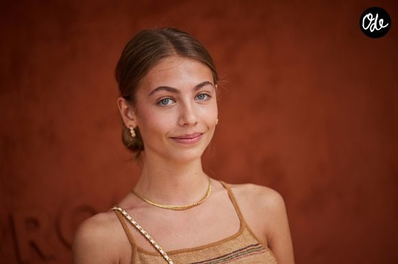 aux Etats-Unis, elle qui est inscrite à l'université Columbia à New York.

Stella Belmondo au village lors des Internationaux de France de tennis de Roland Garros 2023, à Paris, France, le 9 juin 2023. © Jacovides-Moreau/Bestimage