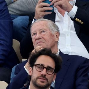 Thomas Hollande, Alain Duhamel en tribunes lors des Internationaux de France de Tennis de Roland Garros 2025, à Paris, France, le 6 juin 2025. © Jacovides-Moreau/Bestimage