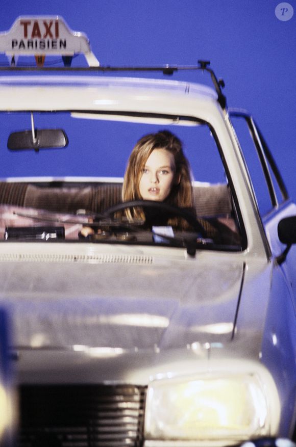 Cependant, quelques mois plus tard en 1987, une nouvelle grande figure de la chanson va également marquer les esprits avec une chanson totalemente différente, au point de lui faire presque de l'ombre. Son nom ? Vanessa Paradis !

Archives -Vanessa Paradis interprète son tube "Joe le taxi" lors d'une émission de télévision en août 1987.  © Bernard Leguay via Bestimage
