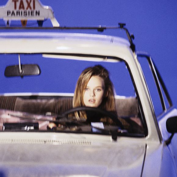 Cependant, quelques mois plus tard en 1987, une nouvelle grande figure de la chanson va également marquer les esprits avec une chanson totalemente différente, au point de lui faire presque de l'ombre. Son nom ? Vanessa Paradis !

Archives -Vanessa Paradis interprète son tube "Joe le taxi" lors d'une émission de télévision en août 1987.  © Bernard Leguay via Bestimage