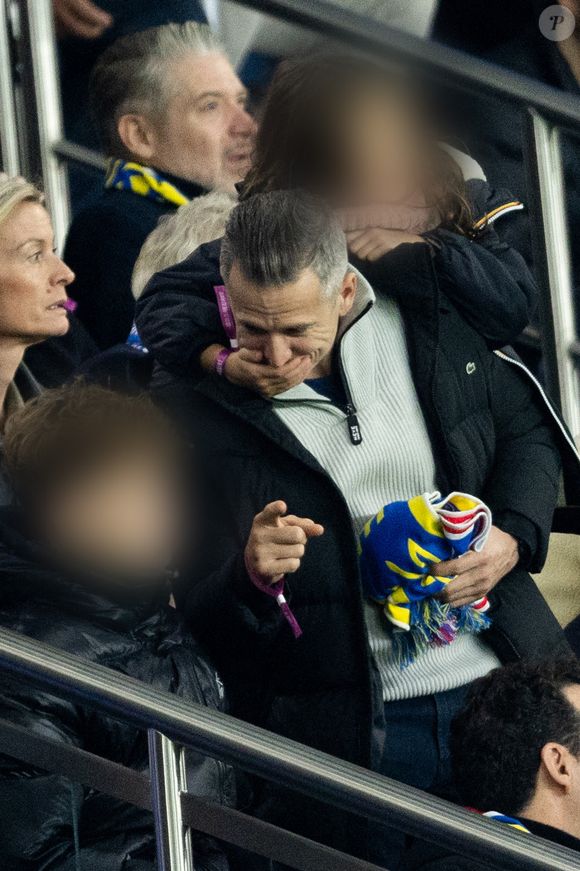 Guillaume Canet et ses enfants Marcel et Louise dans les tribunes du match de qualification de la Coupe du monde 2026 entre la France contre l'Ukraine (4-0) au Parc des Princes à Paris le 13 novembre 2025. © Cyril moreau/Bestimage