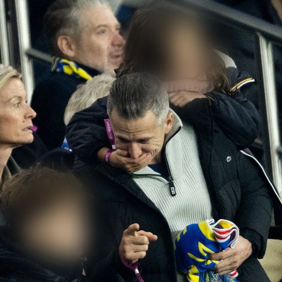 Guillaume Canet et ses enfants Marcel et Louise dans les tribunes du match de qualification de la Coupe du monde 2026 entre la France contre l'Ukraine (4-0) au Parc des Princes à Paris le 13 novembre 2025. © Cyril moreau/Bestimage