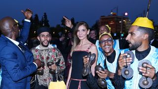 Clotilde Courau radieuse en robe courte Pucci, elle se trémousse à Marrakech