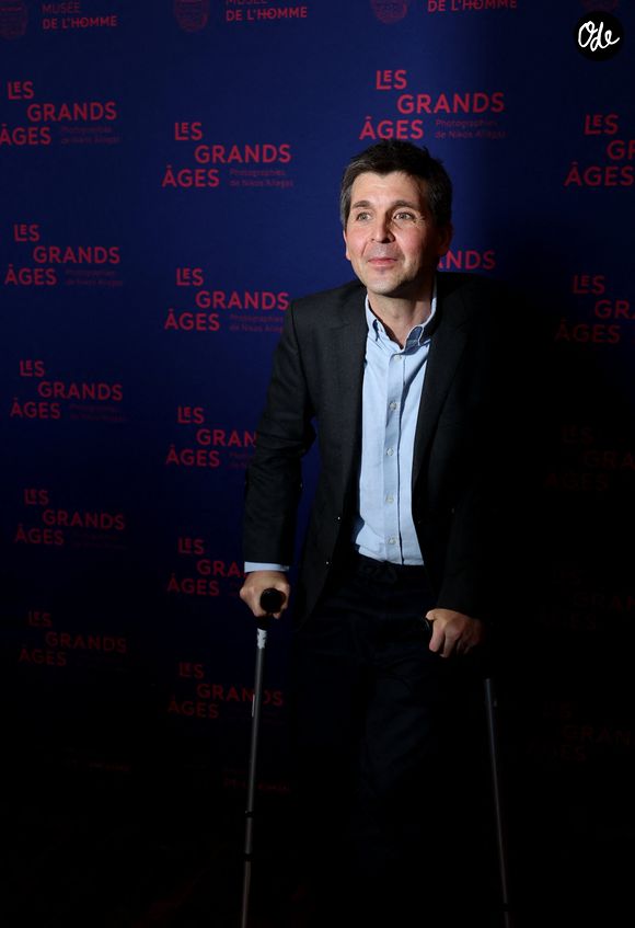 Thomas Sotto en béquilles - Vernissage de l'exposition "Les grands âges", photographies de Nikos Aliagas au musée de l'Homme à Paris le 7 avril 2026. © Dominique Jacovides/Bestimage